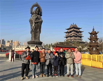 Giám đốc điều hành Hồ Bắc Wanli, ông Wellington Liu đã đến chùa cầu phúc